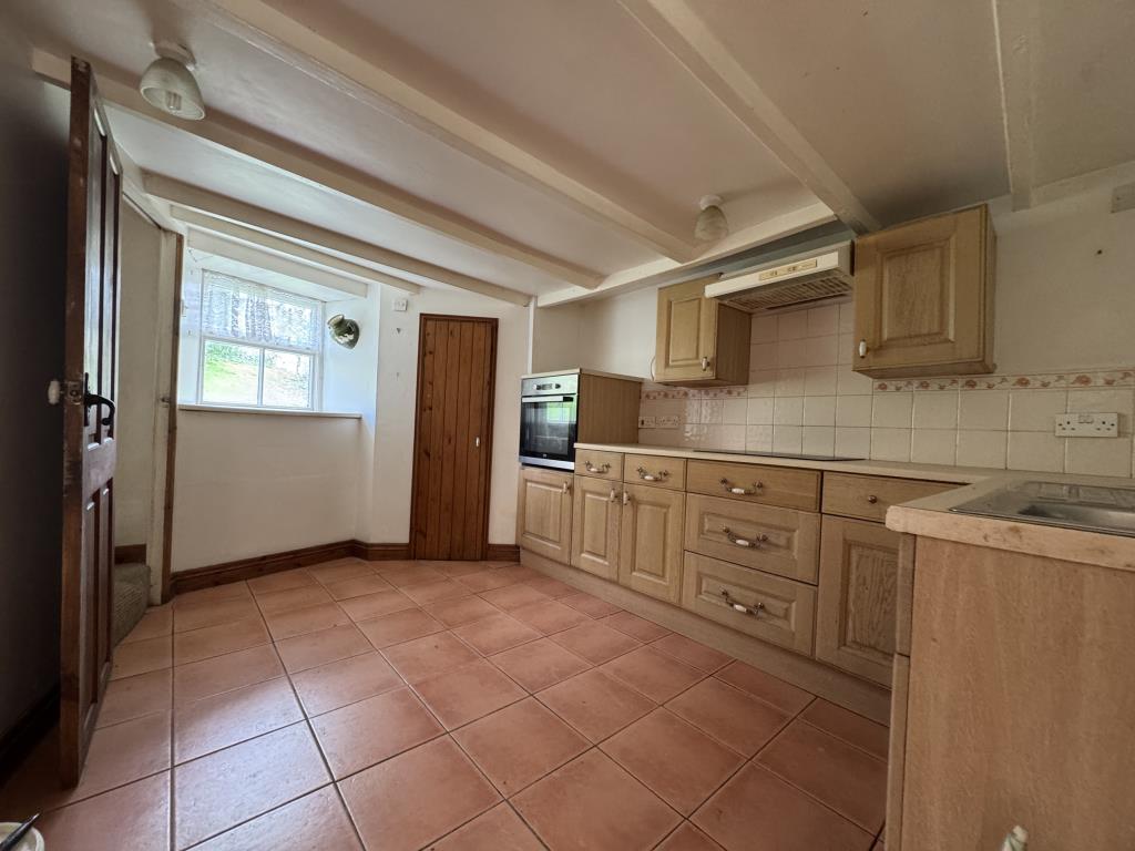 Lot: 96 - TWO-BEDROOM DETACHED COTTAGE - Kitchen
